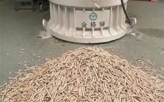 木屑顆粒機加工環(huán)保燃料顆粒，用綠色昭示未來